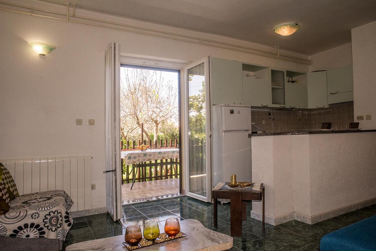 Apartma Lori *
