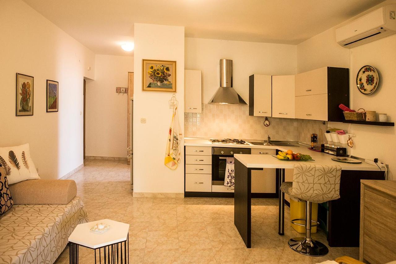Lori Apartma *