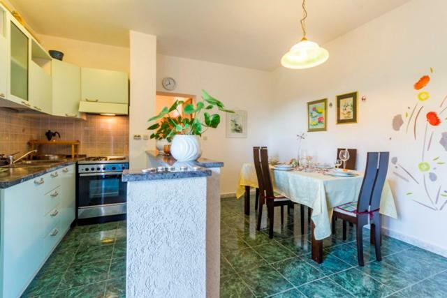 Apartma Lori *